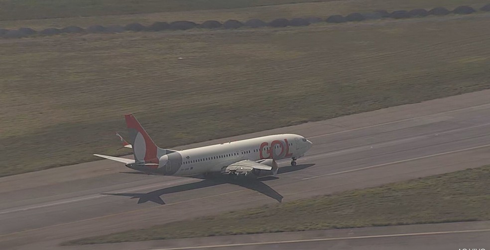 Voos são cancelados após problema com sinal de comunicação entre aeronave e torre do Aeroporto Internacional de SP — Foto: TV Globo