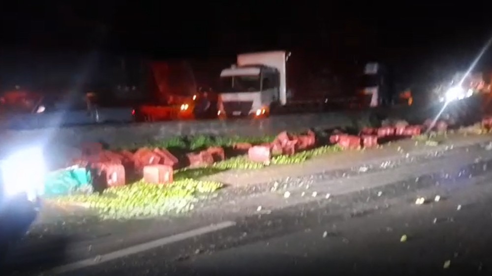 Caminhão com carga de limões perde freios, tomba e causa interdições na BR-050 em Araguari