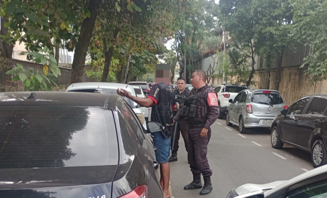 Homem em situação de rua é preso por agredir funcionário dos Correios