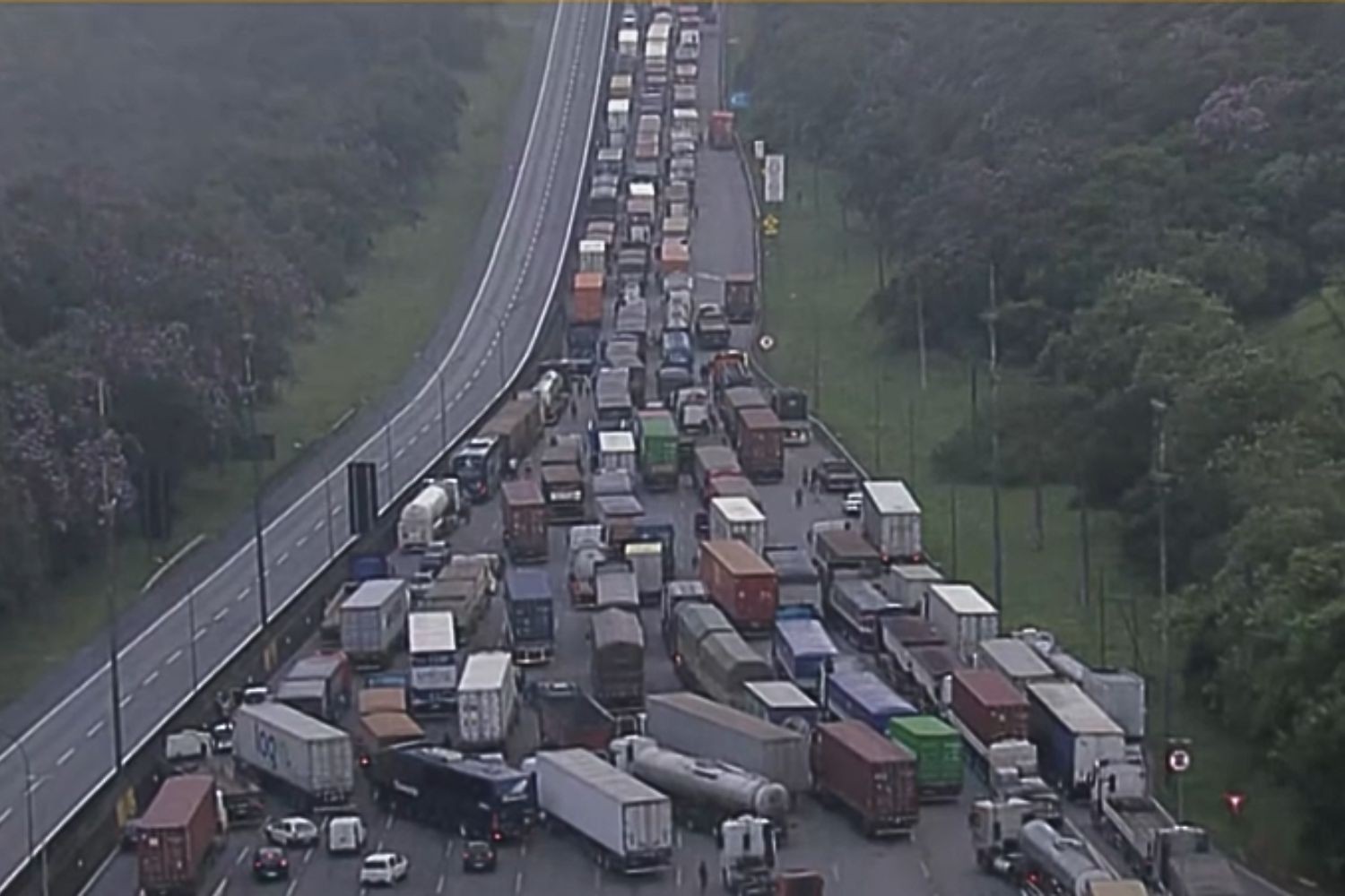 Rodovia Anchieta, SP, segue parcialmente interditada 12 horas após carreta derrubar passarela