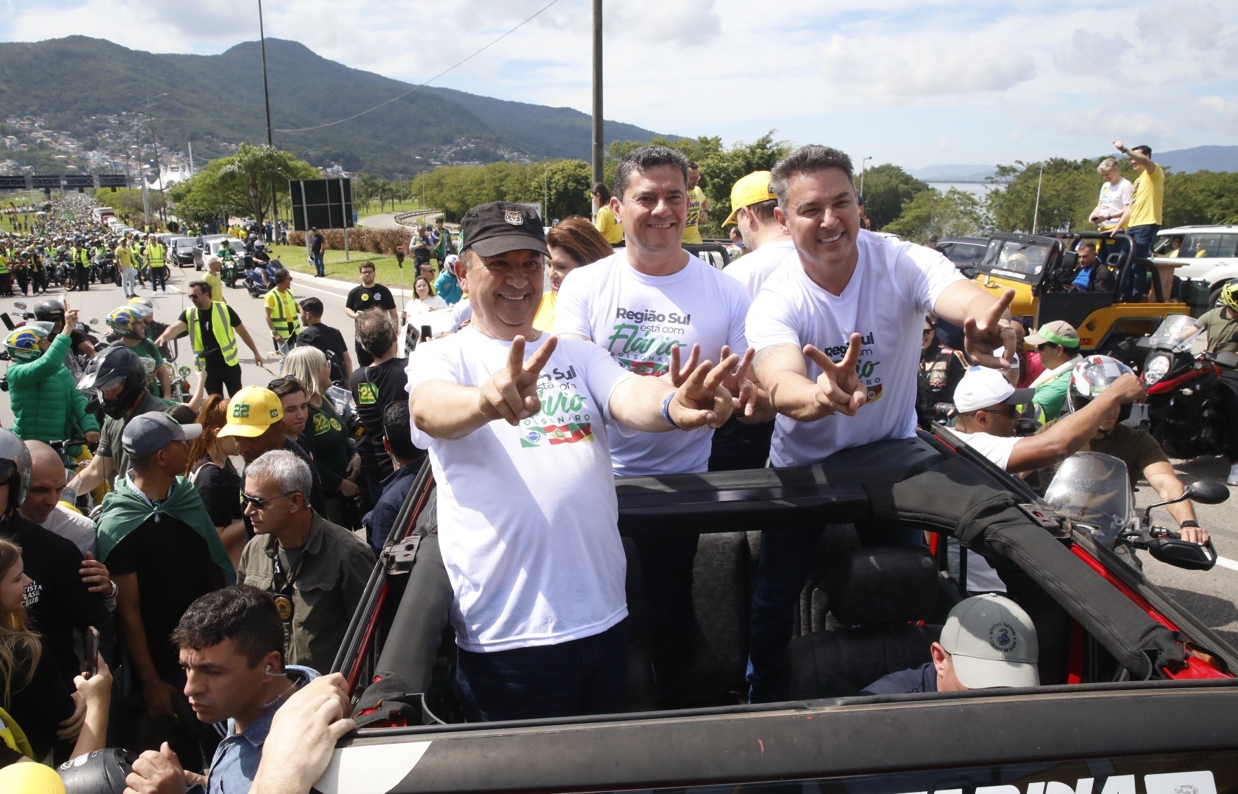 Governadores eleitos do Sul participam de motociata pró-Flávio Bolsonaro, em Florianópolis