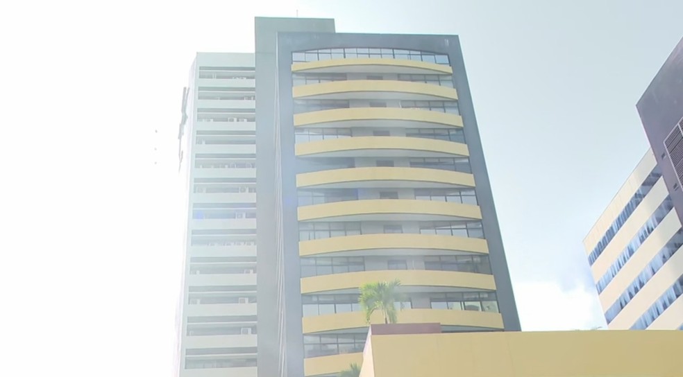 Um dos mandados foi cumprido em um apartamento localizado no 8° andar de um prédio na Avenida Magalhães Neto,  na capital baiana. — Foto: Reprodução/TV Bahia