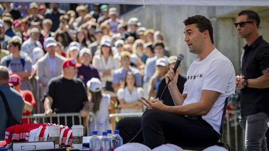 É #FAKE que vídeo mostre prisão do homem que atirou em Charlie Kirk; imagens são de junho - Publicação viralizou horas após o ataque contra o ativista político de direita na Universidade Utah Valley, em Utah. Mas as imagens são de outro caso; mostram a prisão, meses antes, de um homem suspeito de atirar contra um policial em Santa Mônica, na Califórnia.