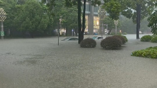Enchente no norte da China deixa 8 mortos - Segundo a agência estatal chinesa Xinhua, as margens de um rio que atravessa parte da Mongólia Interior transbordaram na noite de sábado, arrastando 13 campistas nos arredores da cidade de Bayannur. Uma pessoa foi resgatada.