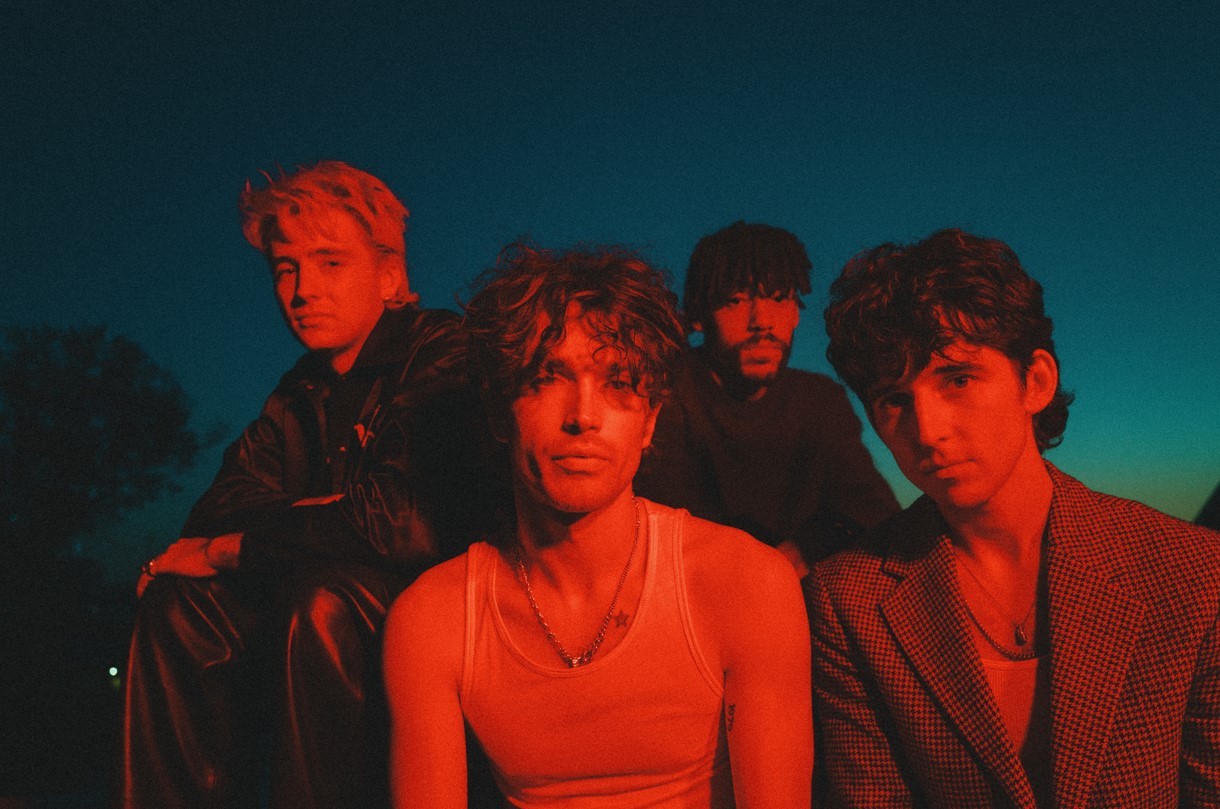 Vocalista do Inhaler, filho do Bono, não se importa em ser associado ao pai: ‘Não posso mudar isso e não gostaria’ | Lollapalooza 2025