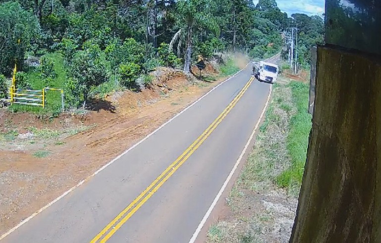 Após morte de irmãos, polícia investiga caminhoneiro que invadiu pista contrária e atingiu moto das vítimas em rodovia do Paraná