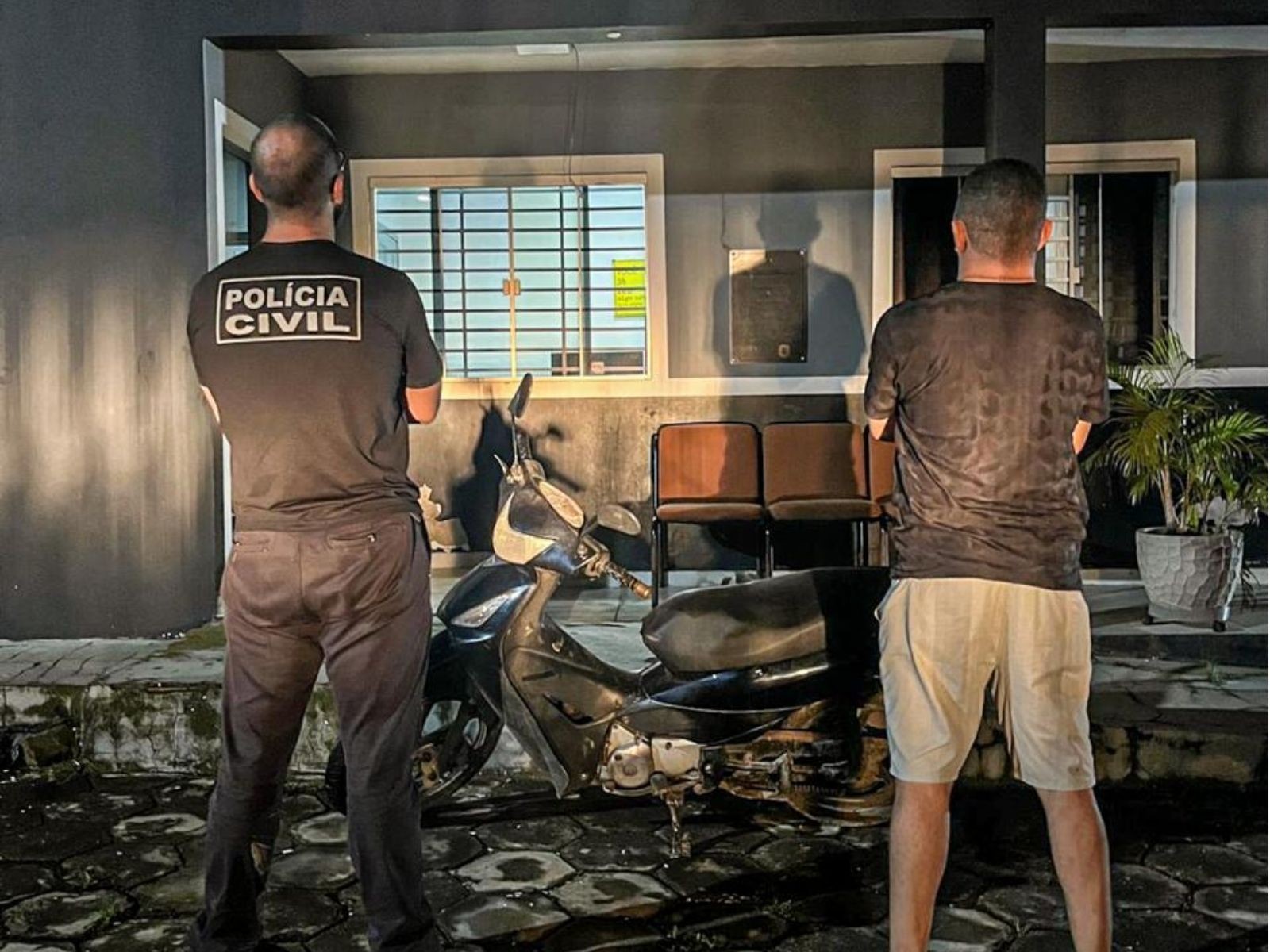 Mulher busca delegacia no AC para denunciar a namorada de violência doméstica; suspeita foi presa