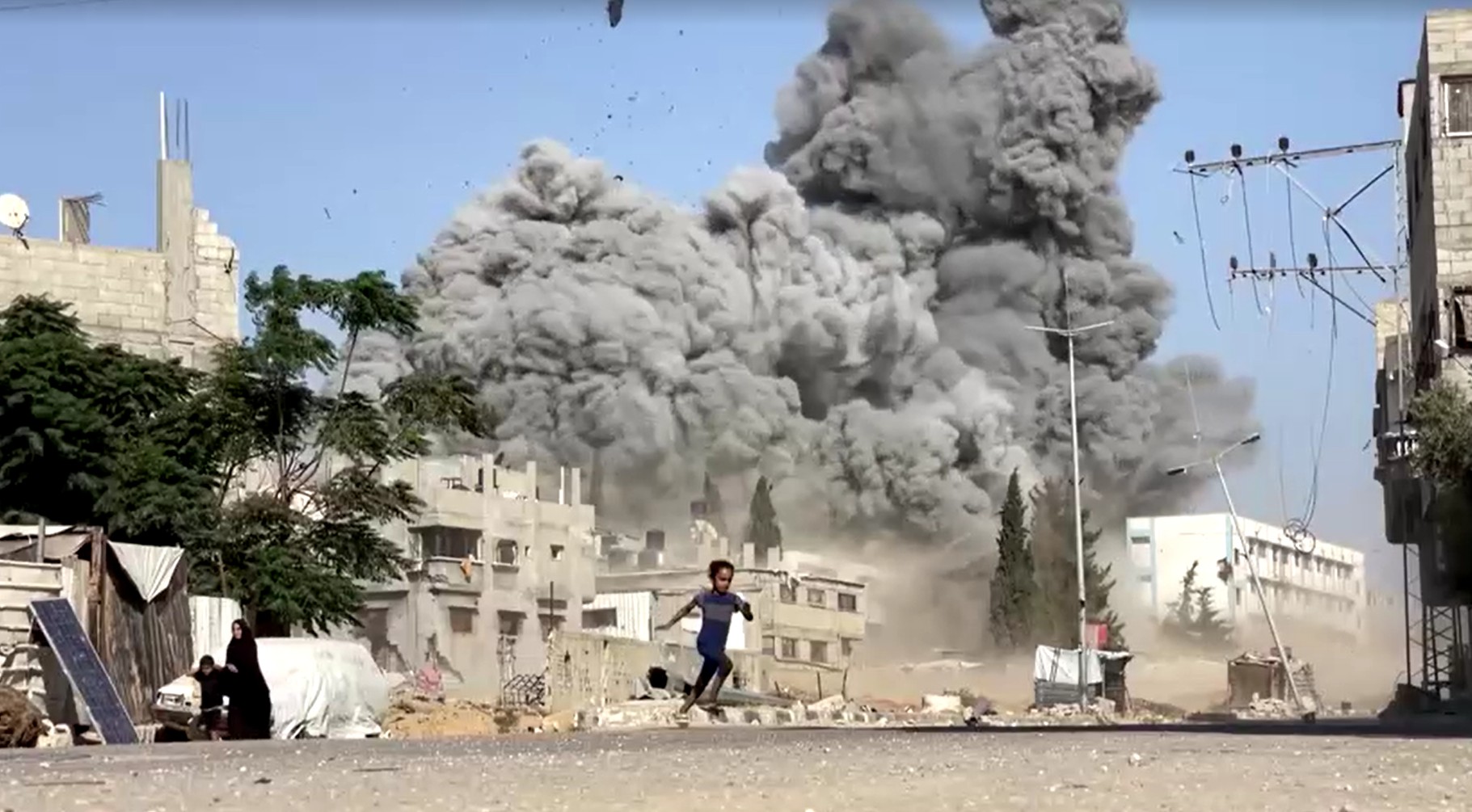 Vídeo registra ataque a escola usada como abrigo em Gaza; crianças passavam por perto