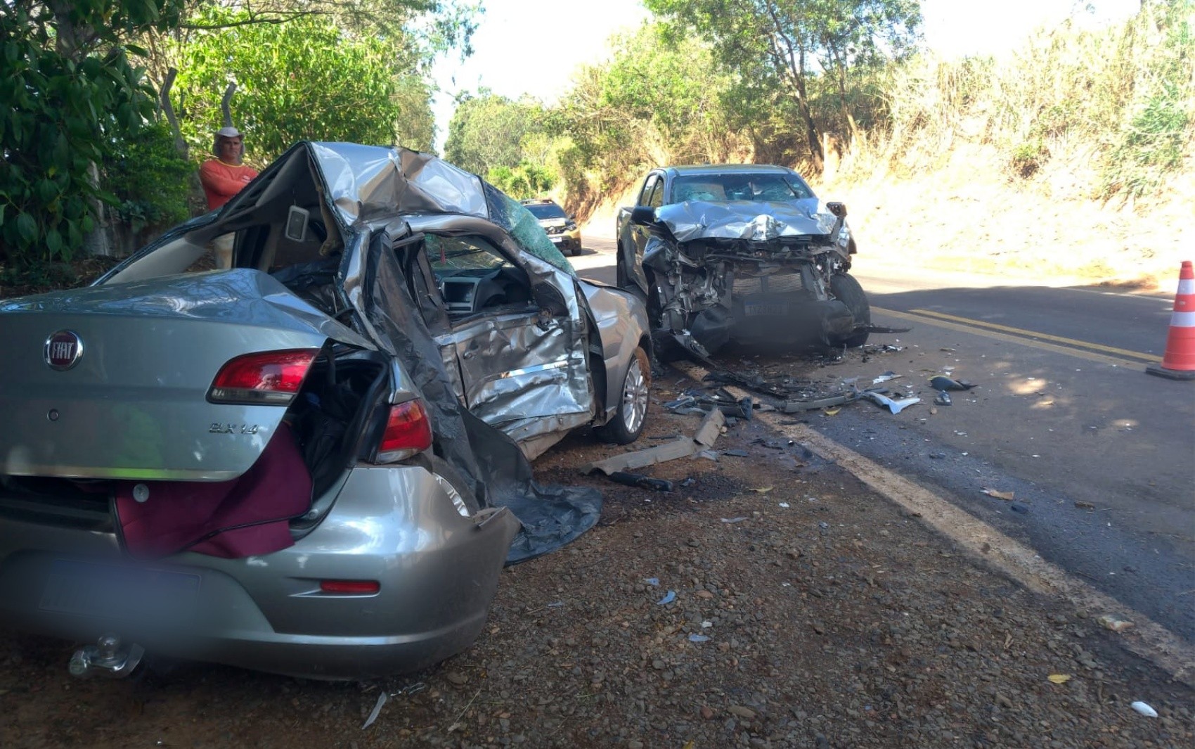 Quatro pessoas morrem em acidente entre carro e caminhonete na MGC-369, em Campos Gerais, MG