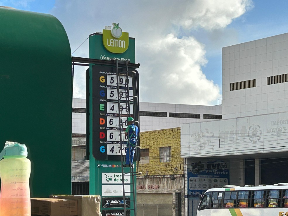 Funcionário troca preço da gasolina em posto de Natal — Foto: Lucas Cortez/Inter TV Cabugi