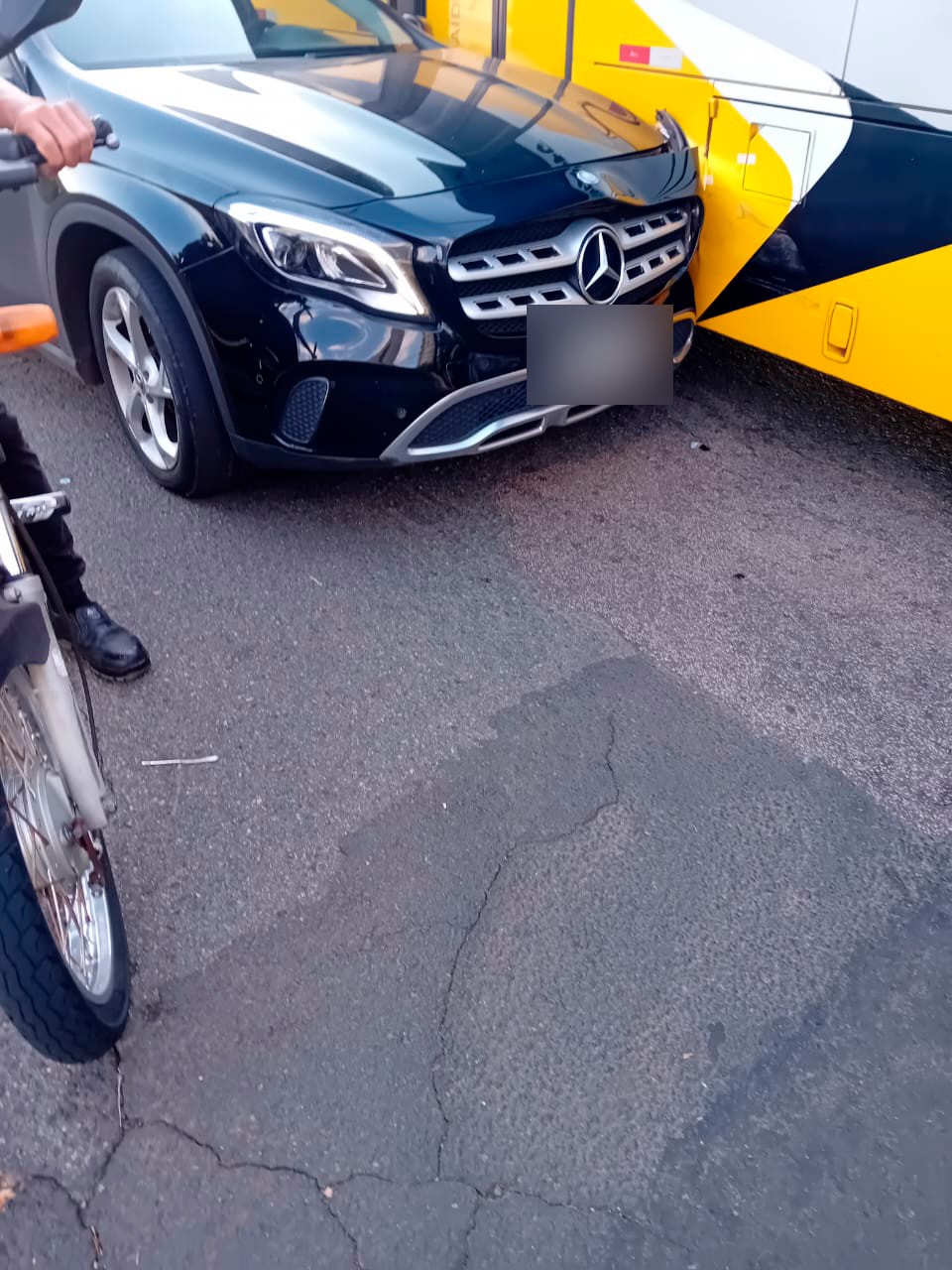 Motoristas de ônibus de Indaiatuba fazem paralisação após demissão de profissional que bateu em carro de luxo