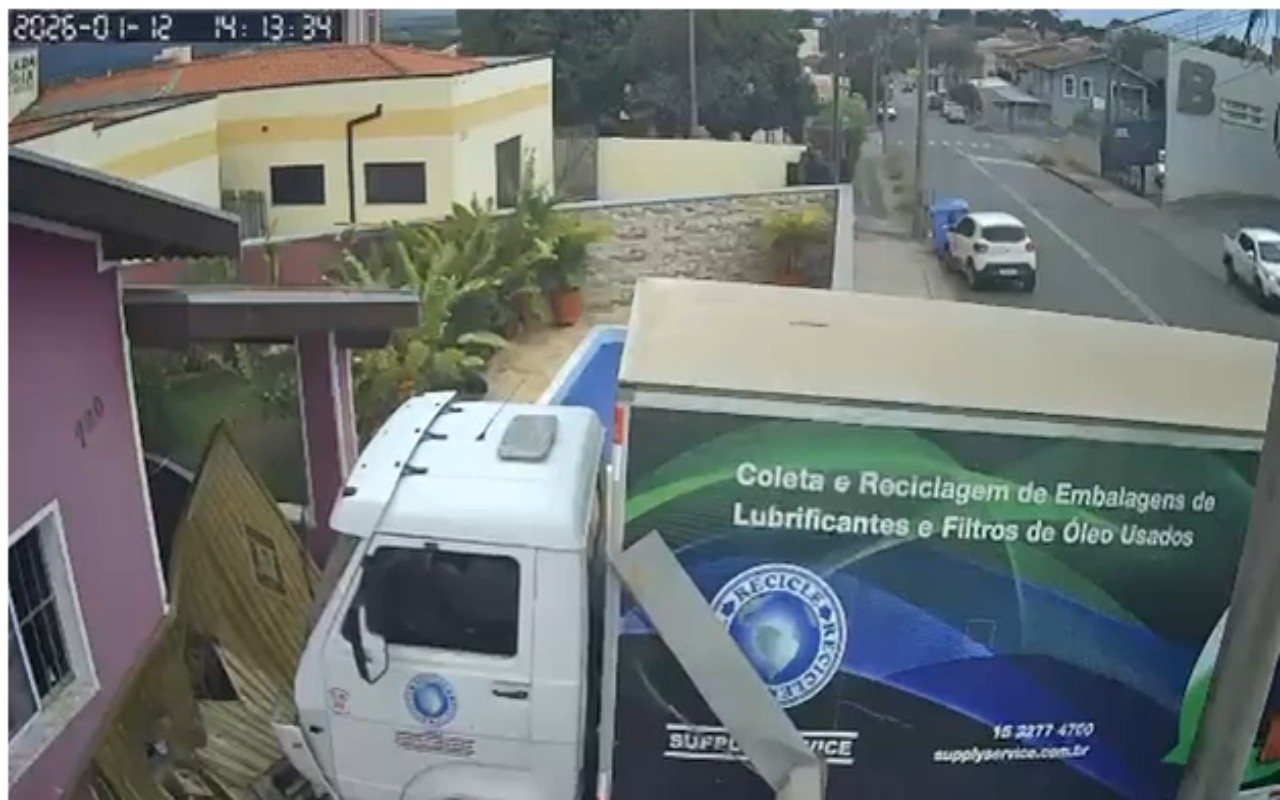Caminhão perde freio e invade casa no interior de SP: ‘Foi um livramento’, diz moradora; vídeo