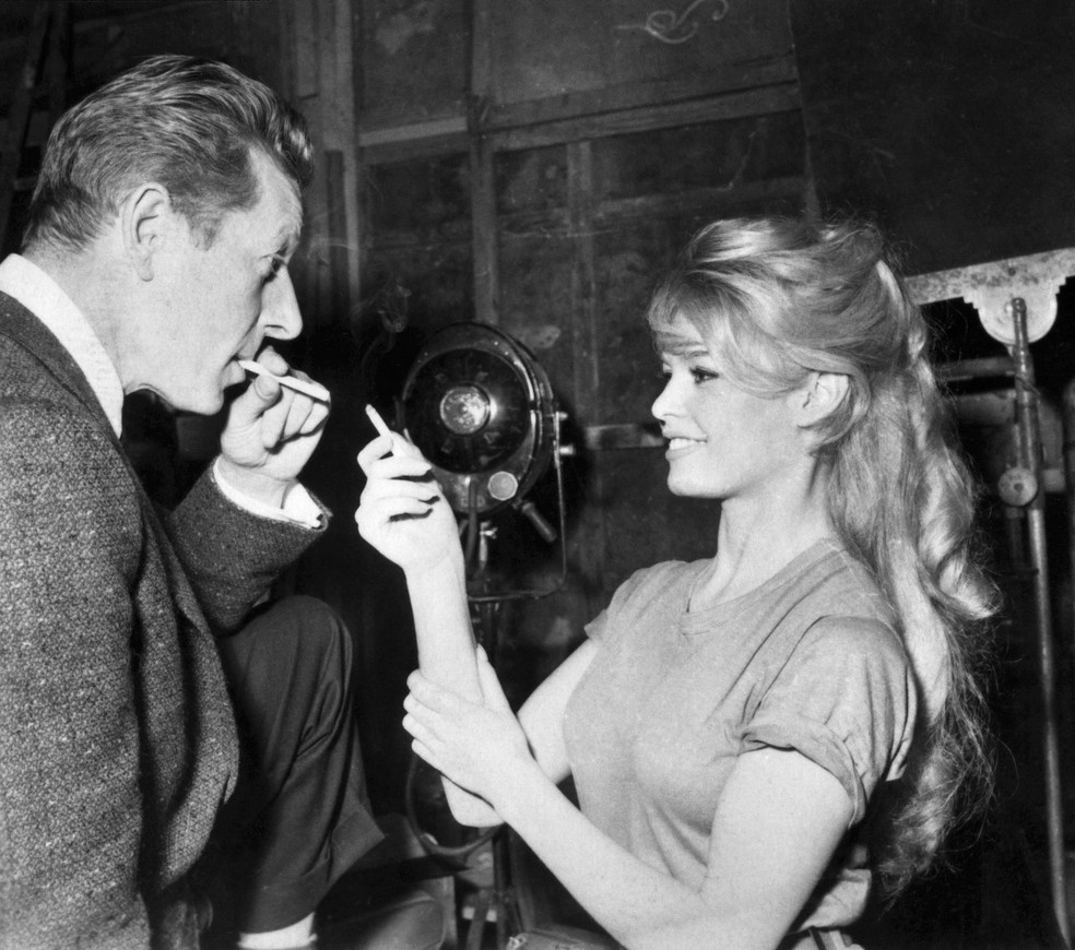 Brigitte Bardot e o humorista americano Danny Kaye em estúdio (1959) — Foto: AFP