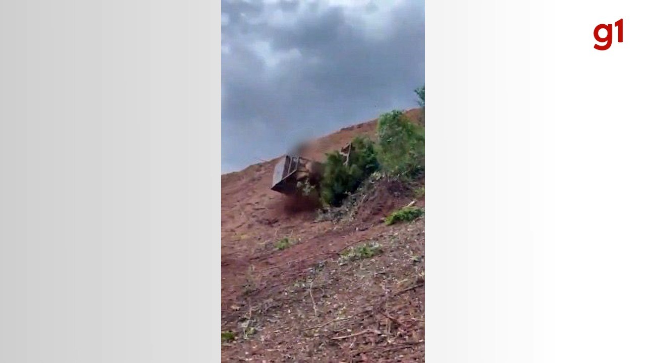 Vídeo mostra momento que trator capota, desce ribanceira rolando e mata tratorista