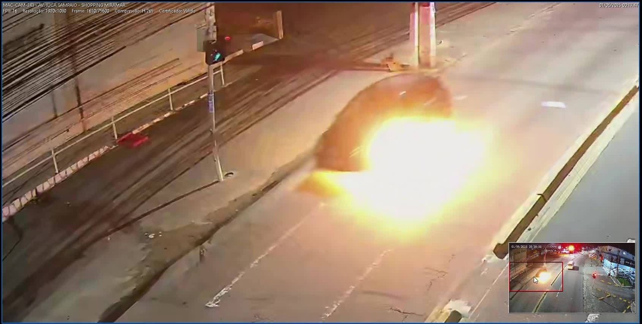 Carro pega fogo na Av. Juca Sampaio, em Maceió; veja o VÍDEO