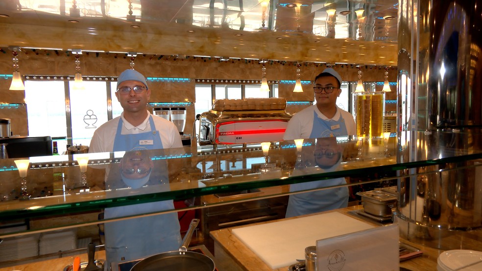 Funcionários de uma padaria aguardam a chegada dos hóspedes. — Foto: Reginaldo Gonçalves/TV Liberal