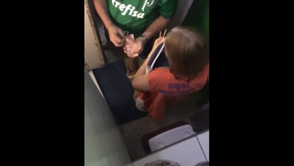 Servidora do governo estadual é filmada recebendo propina no presídio de Igarassu, no Grande Recife — Foto: Reprodução/WhatsApp