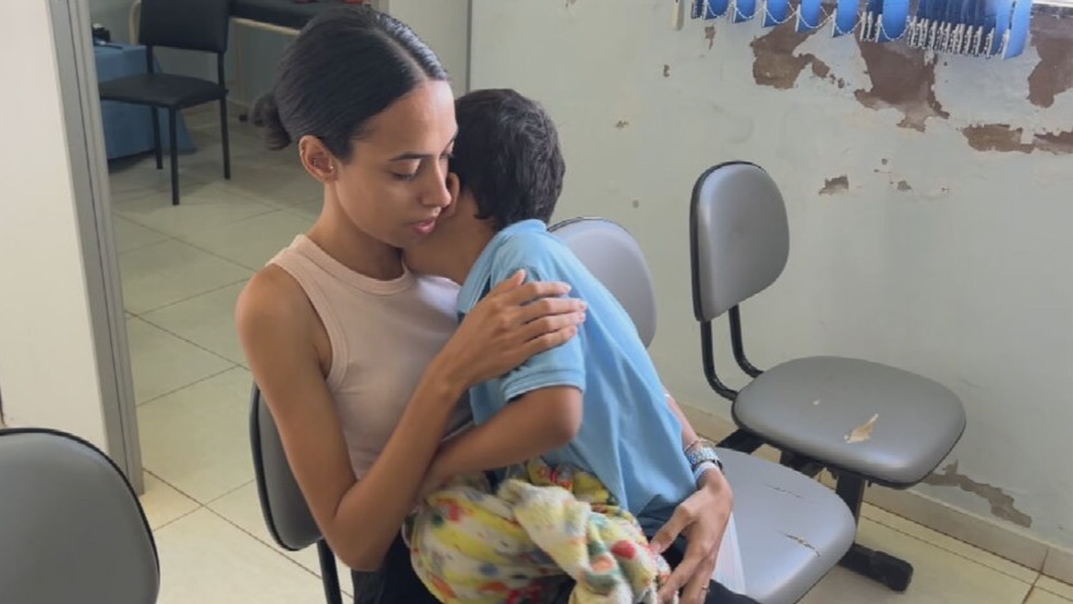 Auxiliar de escritório Beatriz Duarte é mãe de uma das crianças que apresentou sintomas em Estrela D'Oeste (SP) — Foto: Eduardo Monteiro/TV TEM