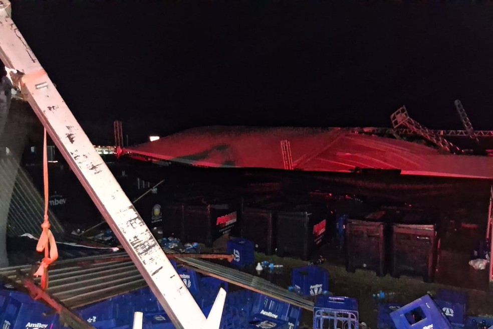 Estrutura de festa universitária cedeu por causa da chuva e vento fortes em Regente Feijó (SP) — Foto: Defesa Civil