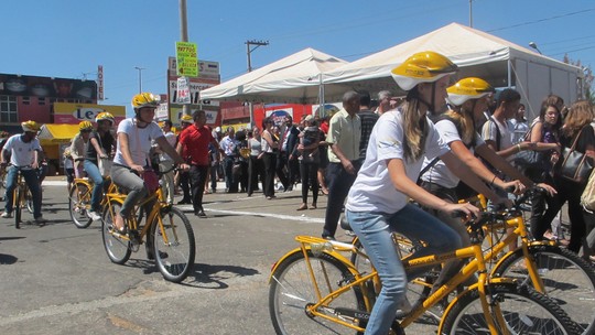É #FAKE que governo Lula planeja cobrar IPVA para bicicletas - Imposto sobre Propriedade de Veículos Automotores é de competência exclusiva dos estados e do Distrito Federal. Em nota publicada no site oficial, Secretaria de Comunicação Social desmentiu que governo federal planeje cobrar essa taxa de ciclistas. 