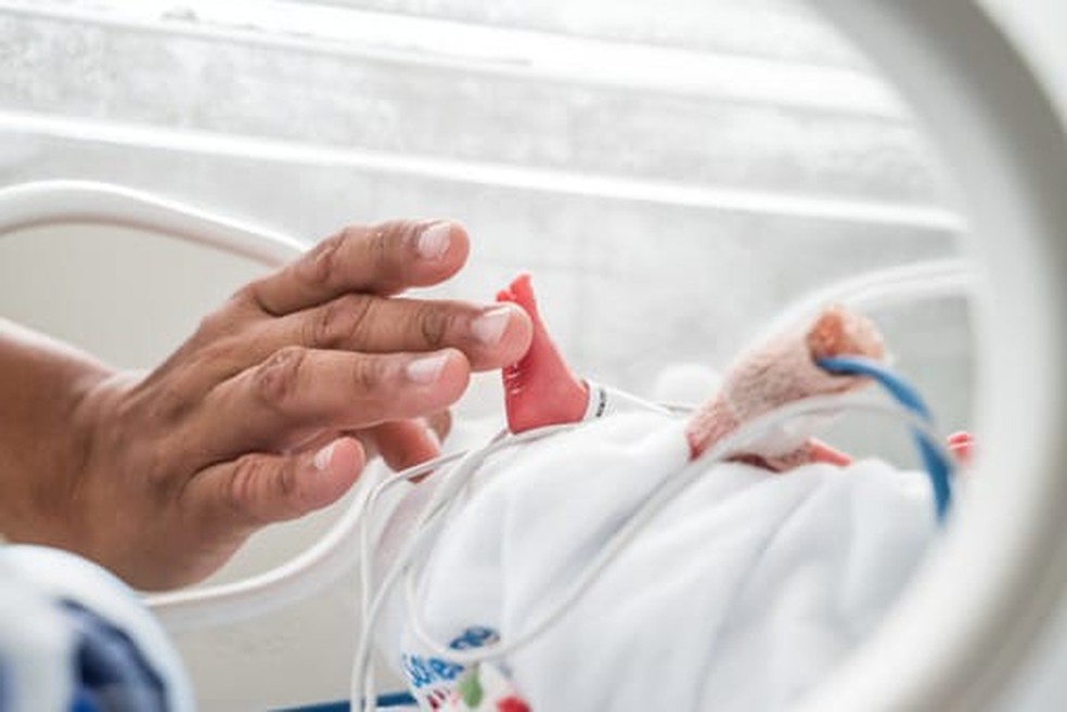 Quezia Romualdo, mãe de sêxtuplos de Colatina (ES), visita os bebês na UTIN do hospital — Foto: Michel Macedo/Divulgação