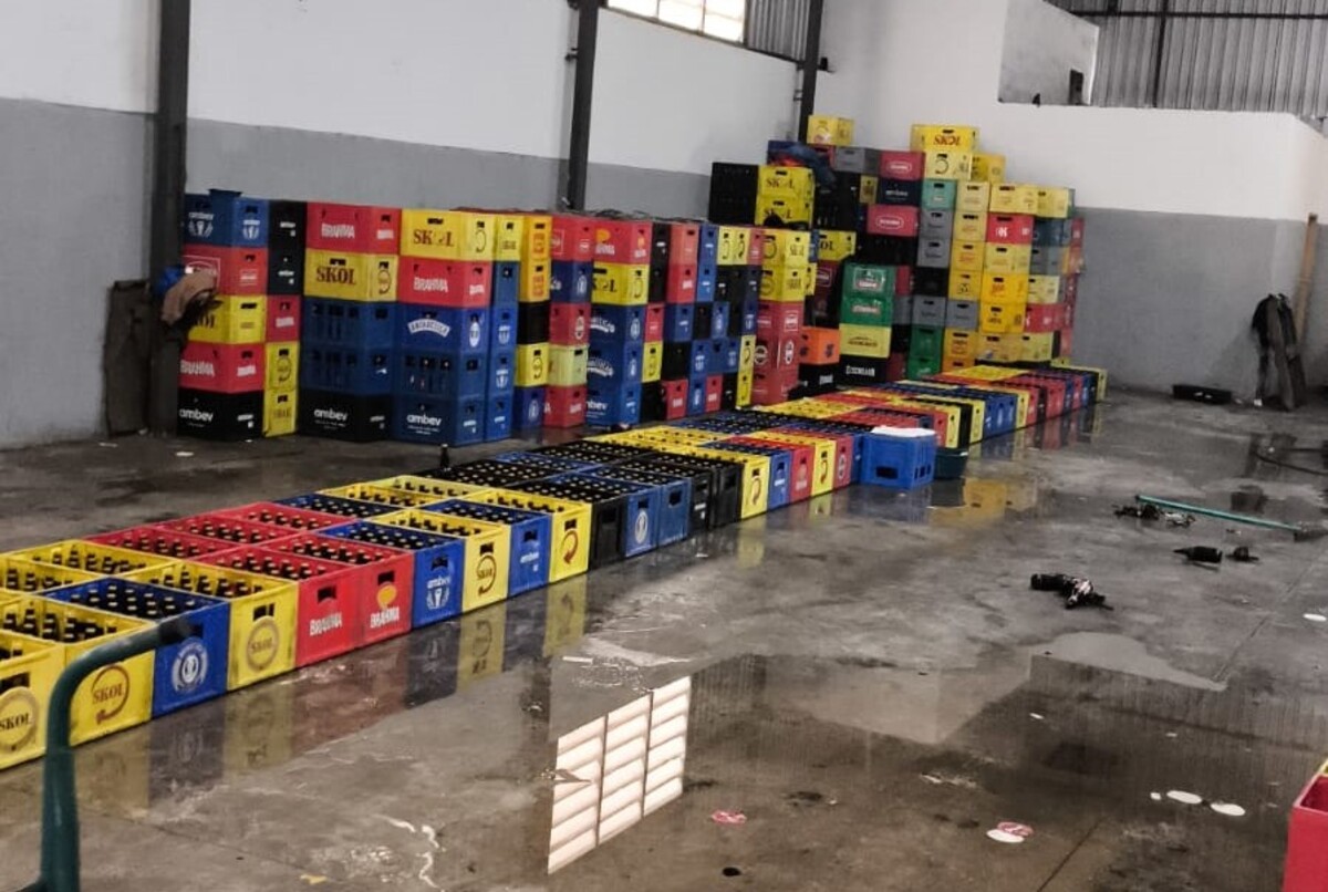 Quadrilha é presa suspeita de falsificar garrafas de cerveja em galpão de Bauru
