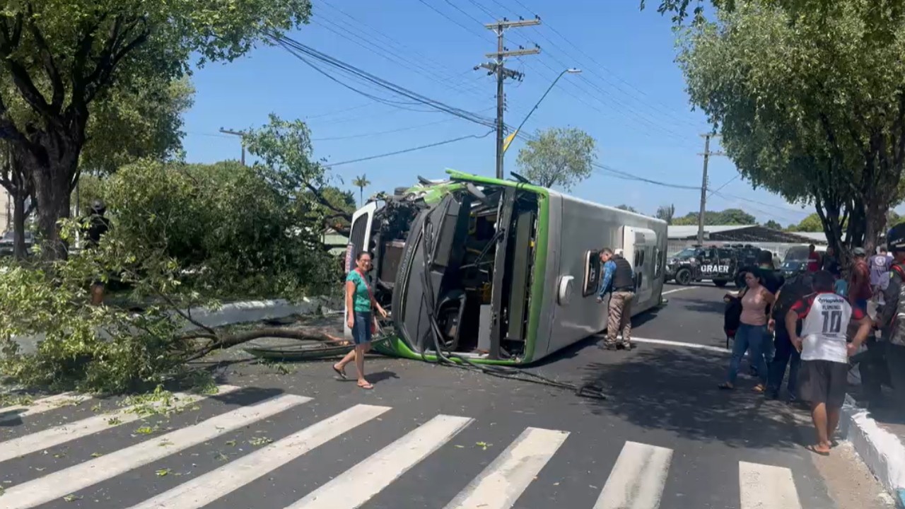 Ônibus capota na Zona Centro-Oeste de Manaus