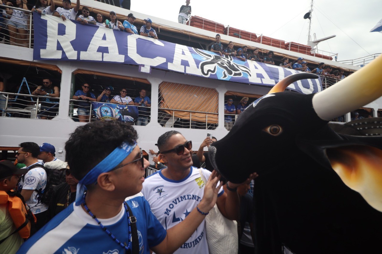 Caravana Azulada chega a Parintins e aquece torcida do Caprichoso pelo tetra