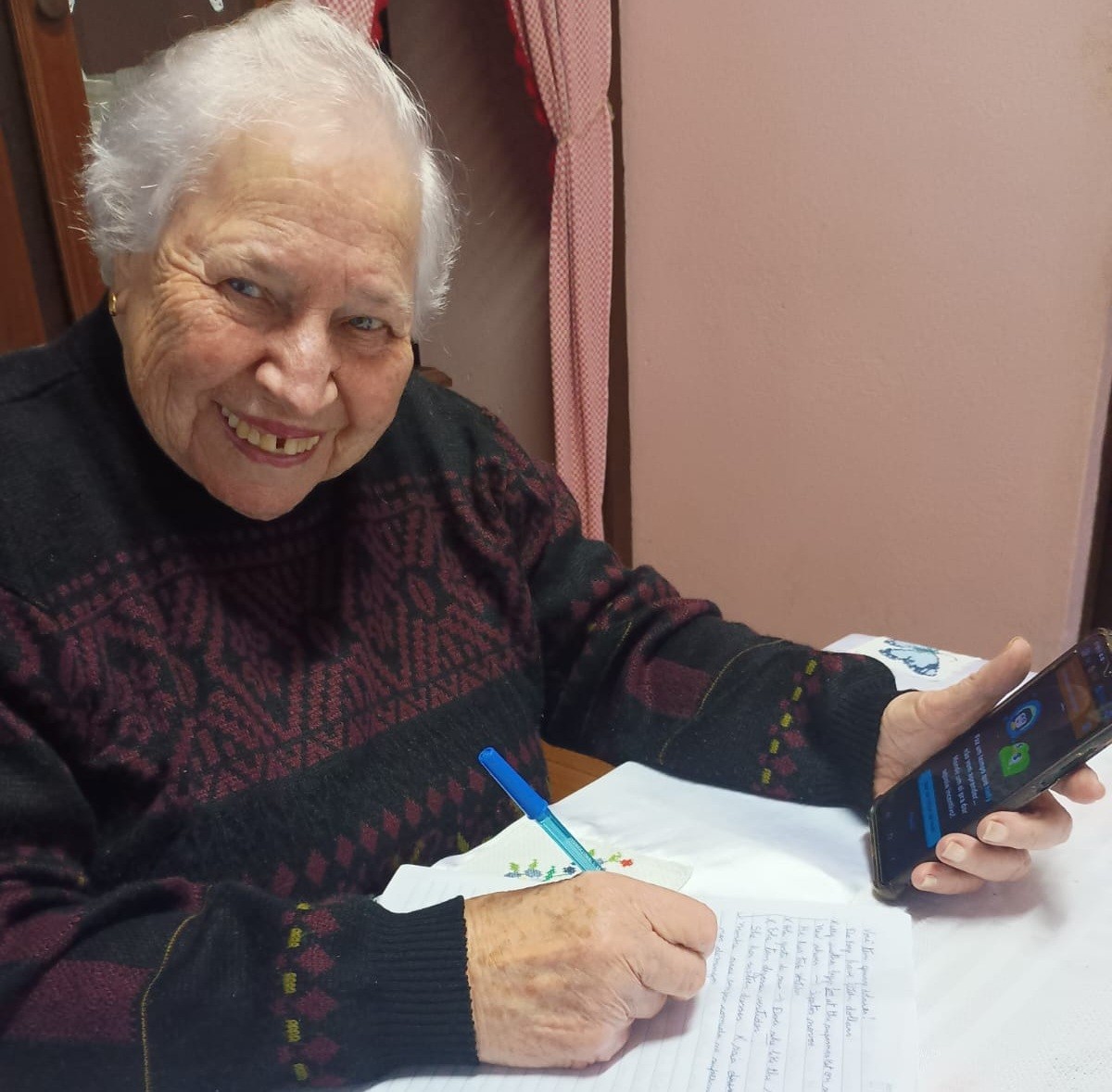 Aos 84 anos, idosa de SC realiza sonho de aprender inglês: 'Nunca desistir no primeiro obstáculo'