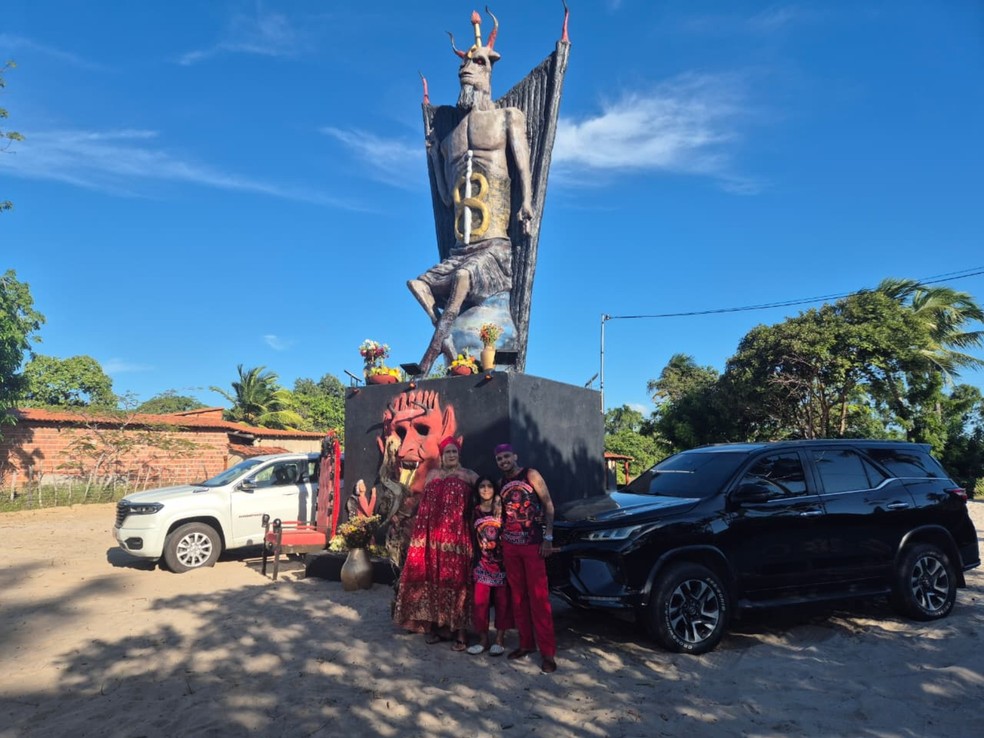 Mãe Rainha das Trevas construiu a estátua em homenagem ao Diabo em uma propriedade na Taíba, no litoral do Ceará. — Foto: Samuel Pinusa.