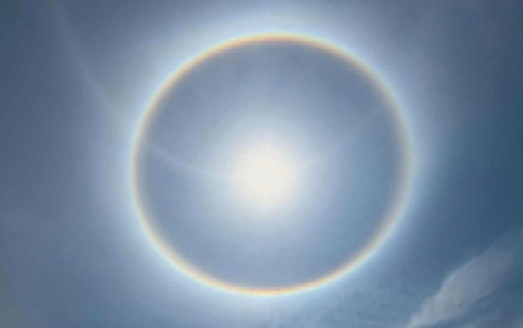 Halo solar: círculo no céu impressiona moradores em Goiás; vídeo