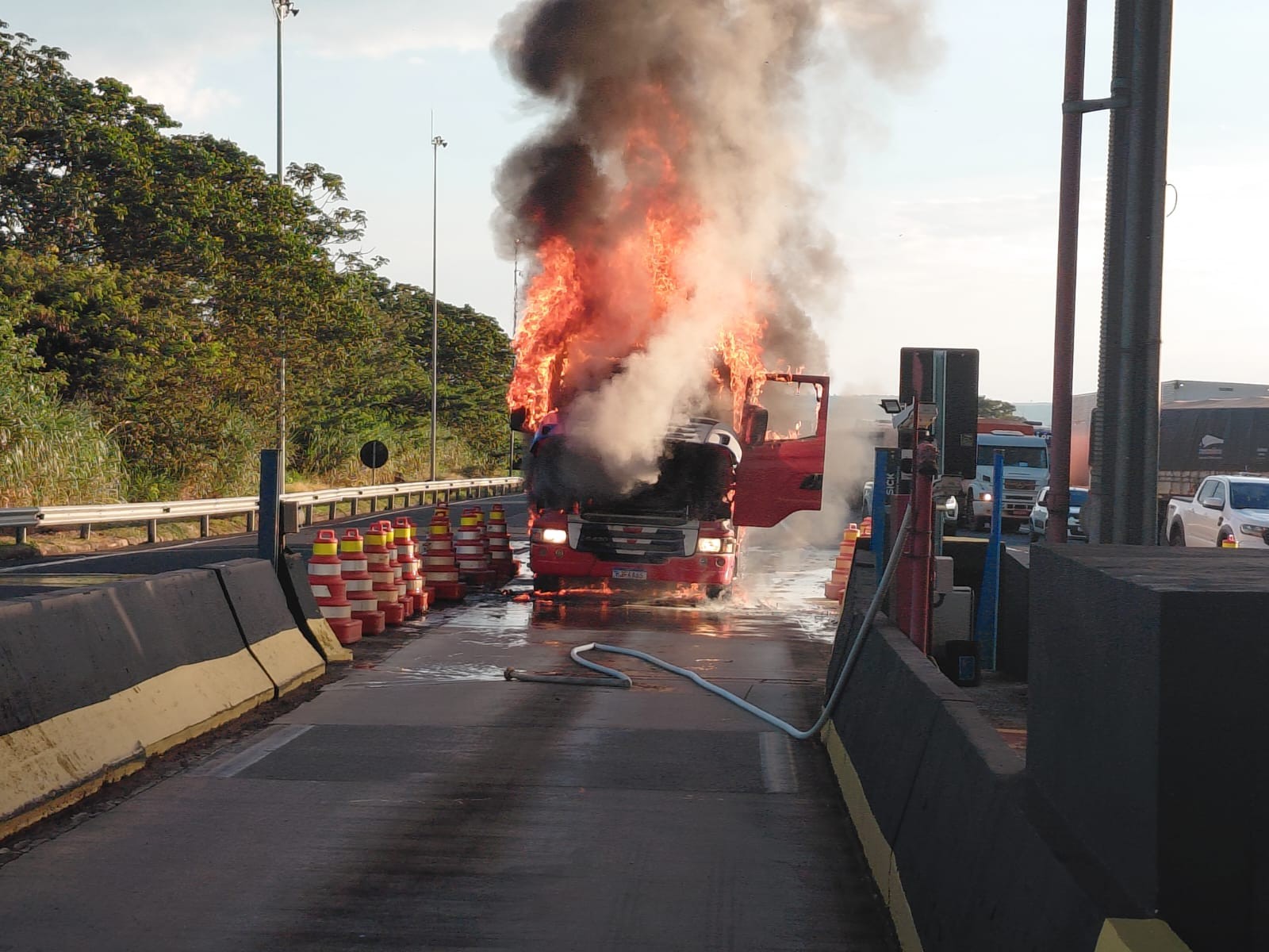 VÍDEO: Carreta com carga de produtos de limpeza pega fogo em pedágio da BR-050, em Araguari