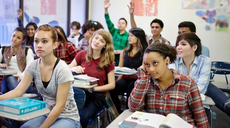Por que EUA enfrentam 'precipício demográfico', com escassez preocupante de jovens