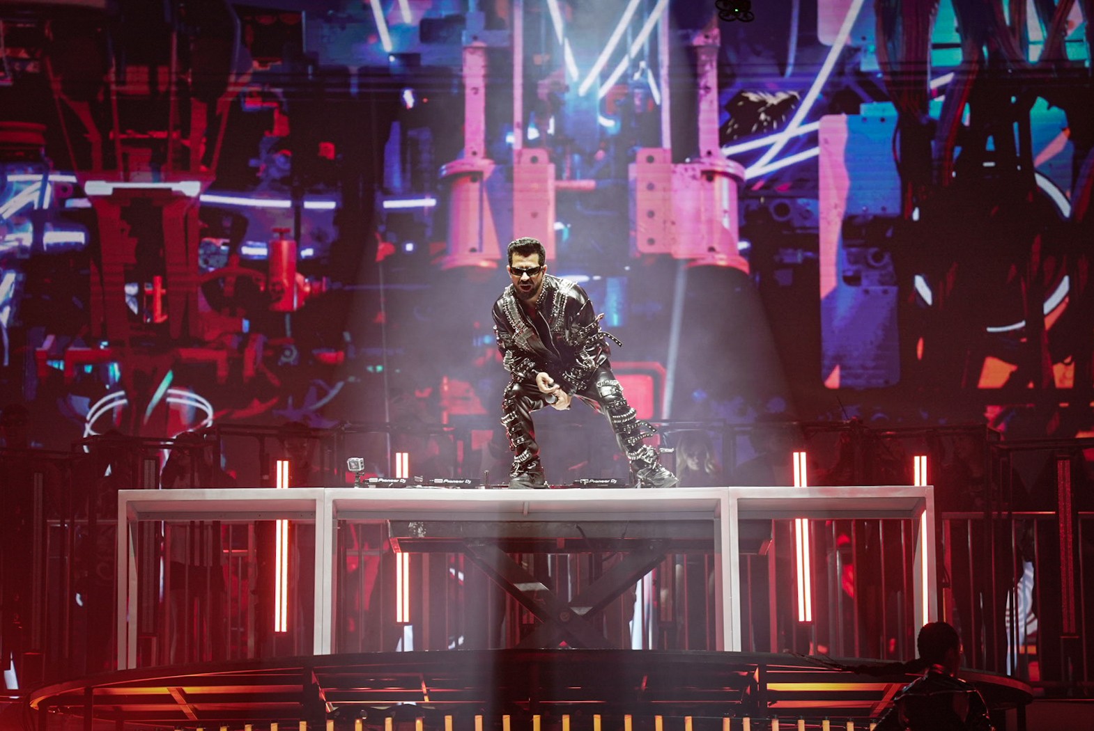 Dennis DJ faz festa farofeira no The Town com show atrapalhado por filha