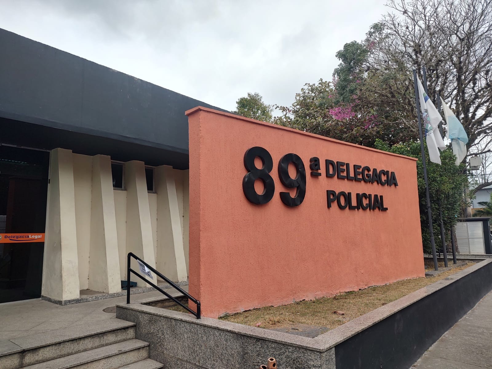 Mulher é baleada após entrar em rua por engano em Resende