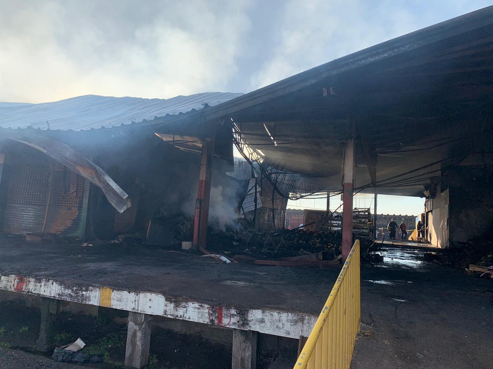 Incêndio destrói parcialmente pavilhão do Ceasa em Curitiba — Foto: Murilo Souza/RPC