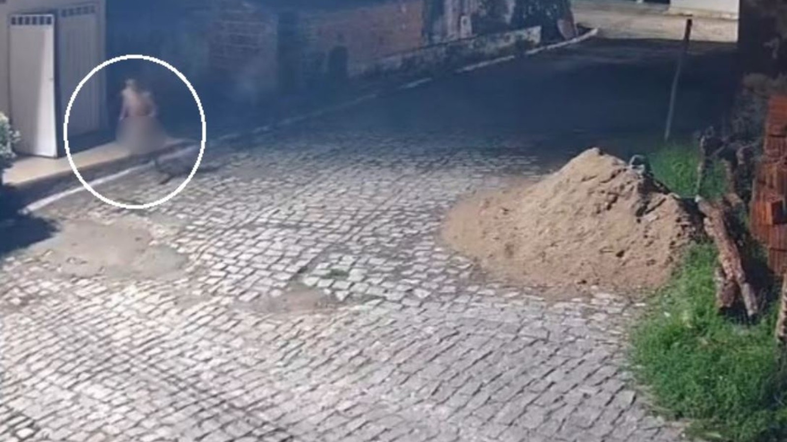 Homem tenta estuprar mulher, é perseguido e foge nu pelas ruas no Ceará; vídeo