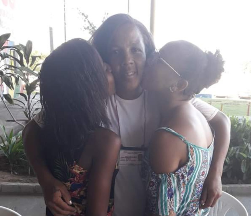 Gabriela e as duas filhas — Foto: Redes sociais