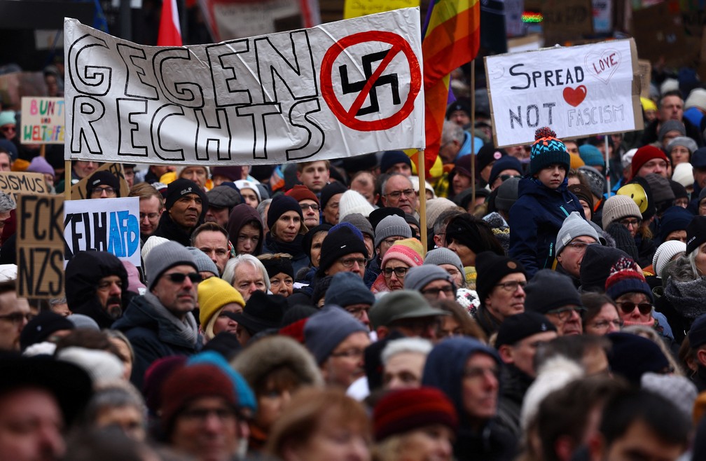 Manifestantes saem às ruas de Frankfurt para protestar contra a AfD, de extrema-direita — Foto: REUTERS/Kai Pfaffenbach