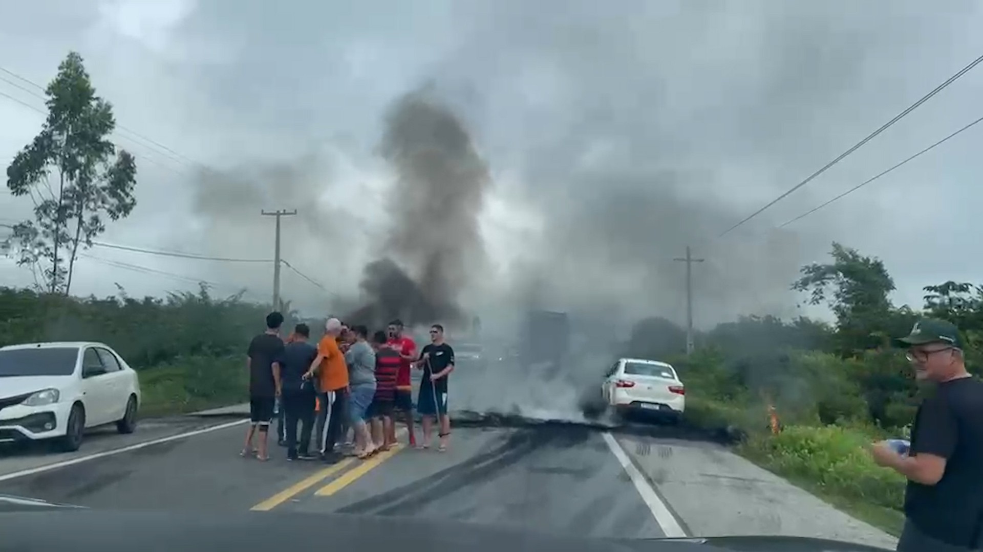 VÍDEO: Após motociclista morrer ao cair de moto em buraco, manifestantes interditam trecho da BR-402