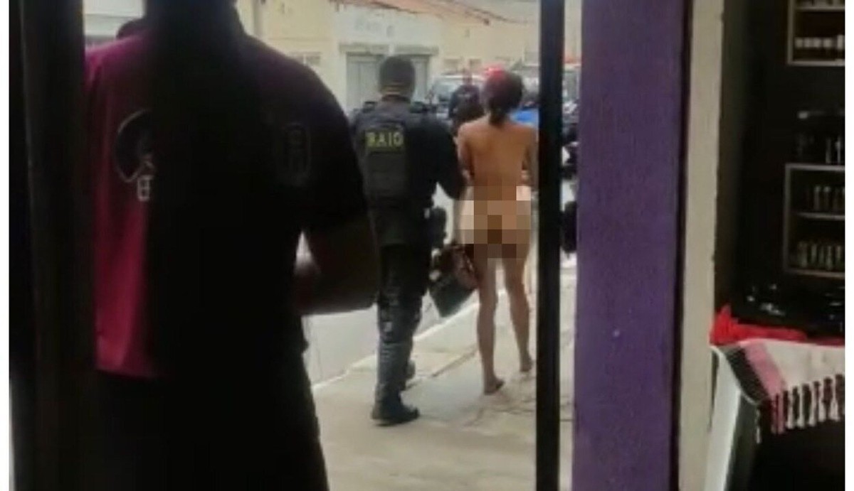 Mulher é presa em flagrante por furto e tira a roupa durante abordagem  policial em Quixadá