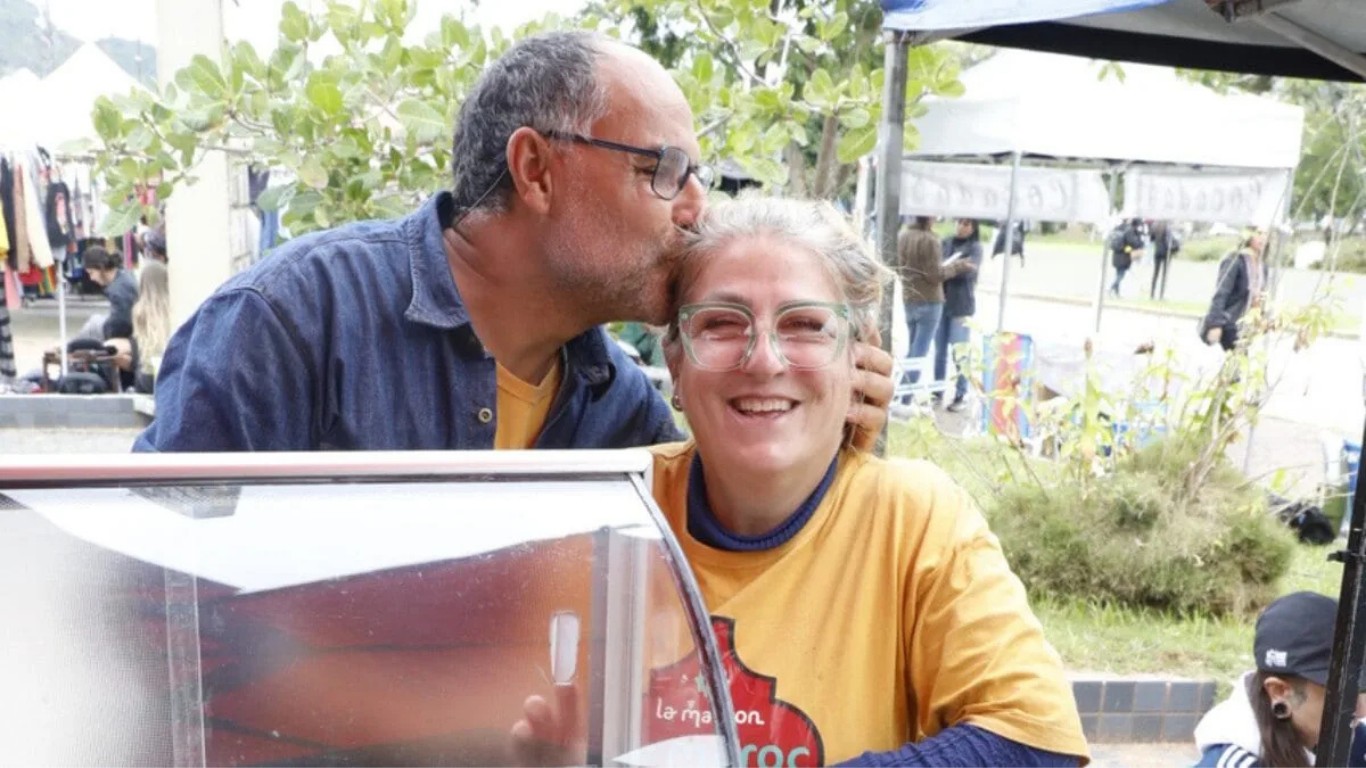 Marroquino e brasileira transformam amor em negócio e apostam na venda de cuscuz na estreia do Brasil na Copa