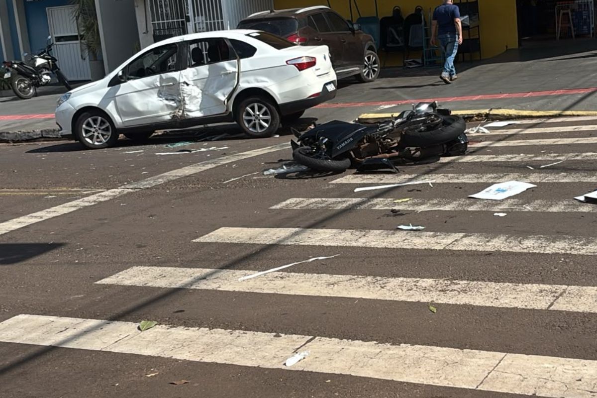 Conversão proibida causa batida violenta e motociclista é reanimado após acidente em Campo Grande