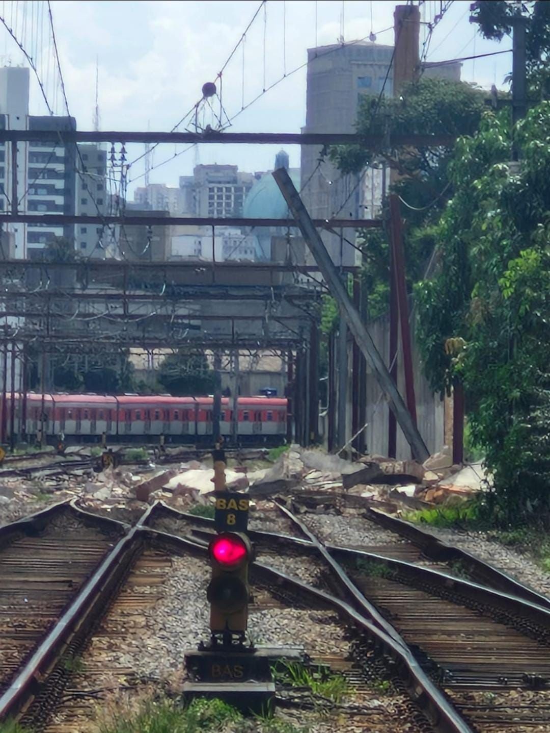 Queda de muro no Brás interrompe parcialmente circulação da Linha 12-Safira da CPTM