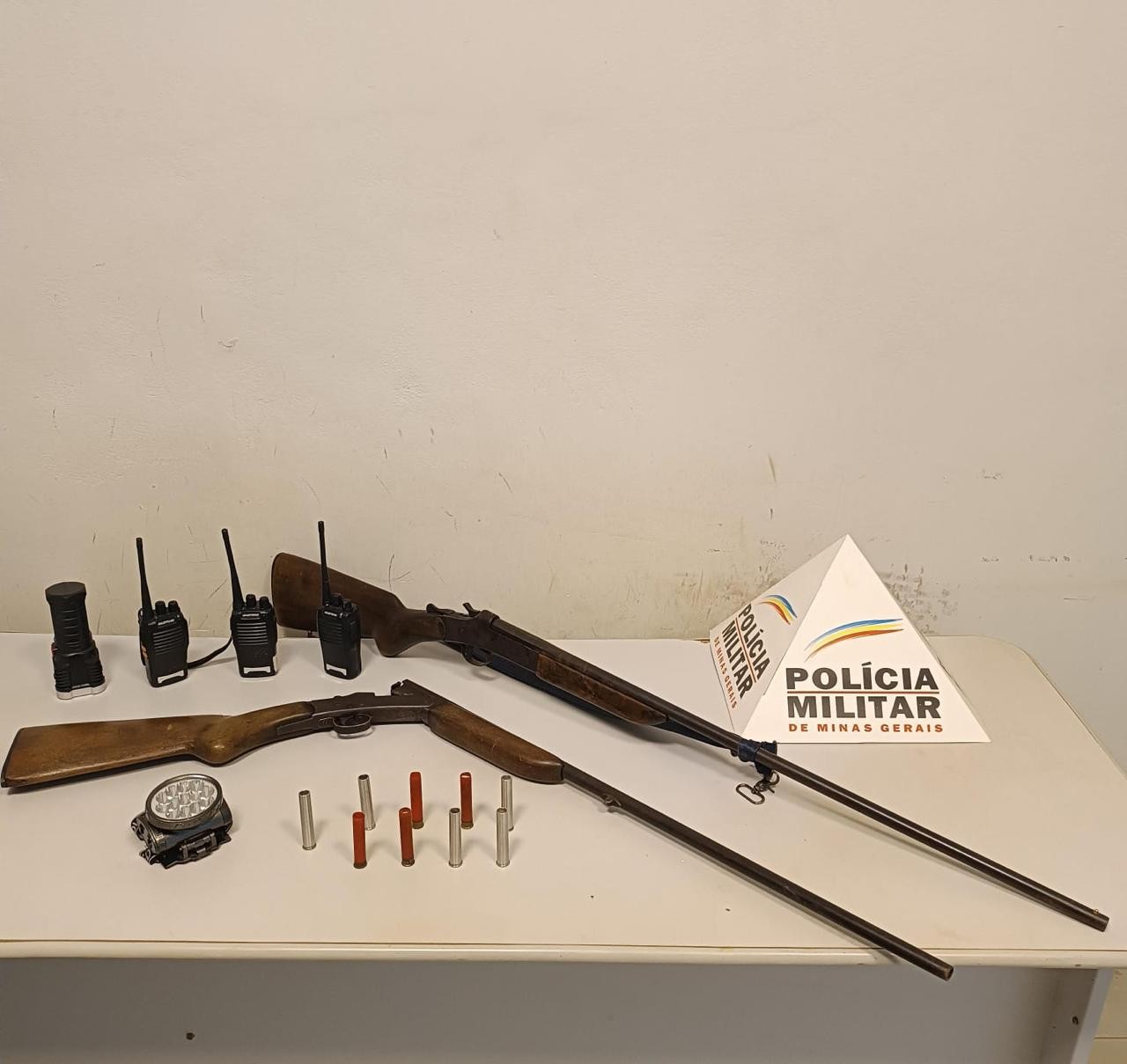 PM apreende armas, munições e rádios comunicadores após fuga de suspeitos flagrados com 12 cães de caça em Santa Rita do Itueto