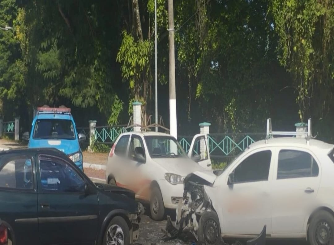 Batida entre dois carros deixa guarda municipal ferido em Volta Redonda