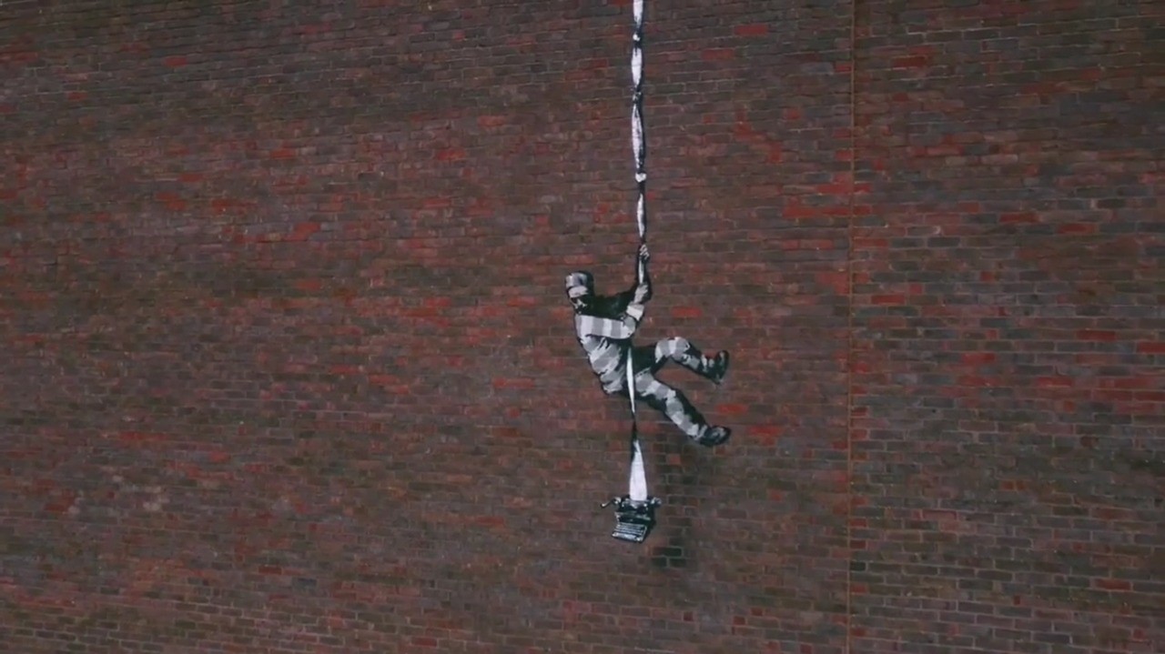 Grafite de Banksy é coberto com nome de seu rival na Inglaterra | G1