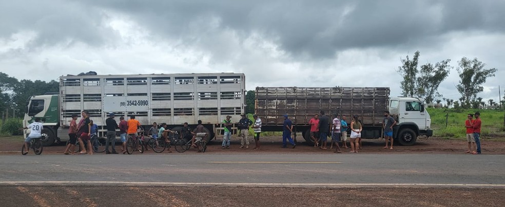 Idoso de 82 anos morre imprensado entre dois caminhões em Peritoró — Foto: Divulgação/Polícia Rodoviária Federal