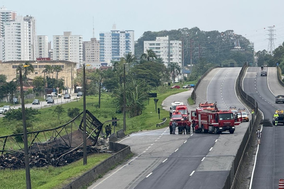 Caminhão pega fogo após colisão em rodovia no litoral de SP; veja o vídeo