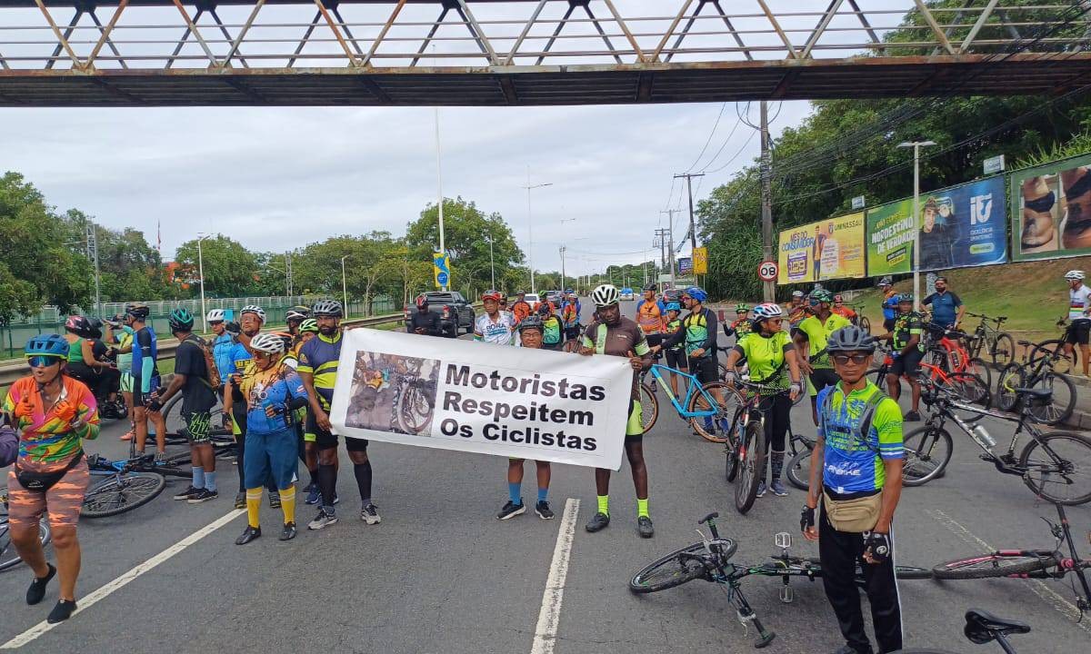 Grupo de ciclistas protesta após morte de colega por atropelamento em Salvador